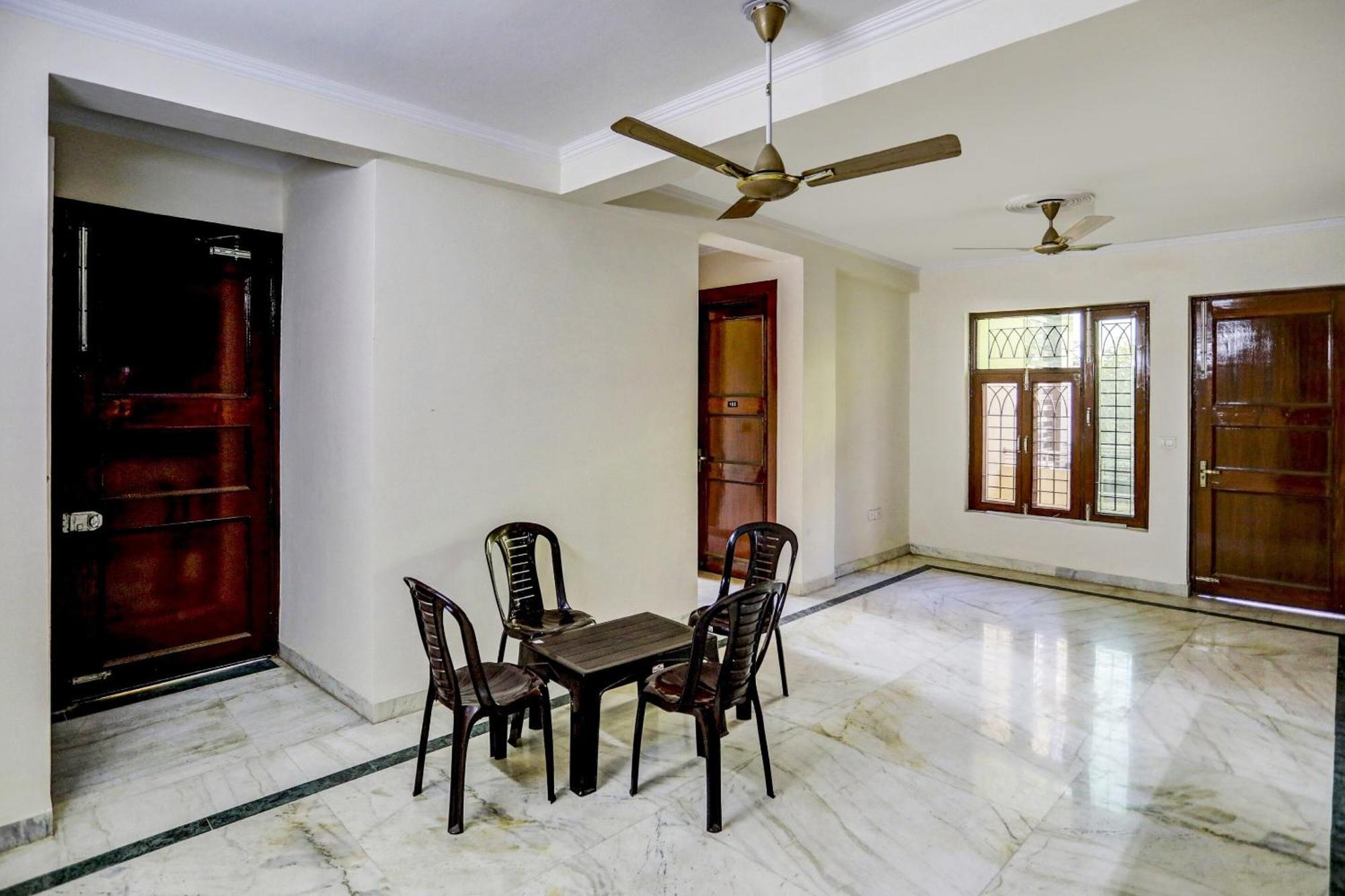 Hotel Capital O Uk House Residency Gurgaon Exterior foto
