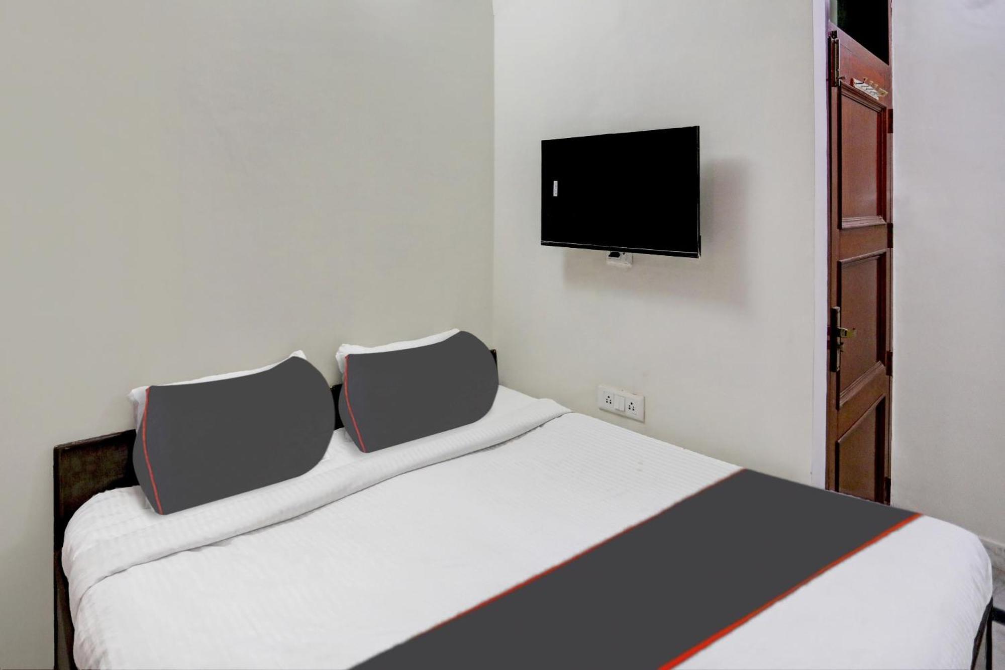 Hotel Capital O Uk House Residency Gurgaon Exterior foto
